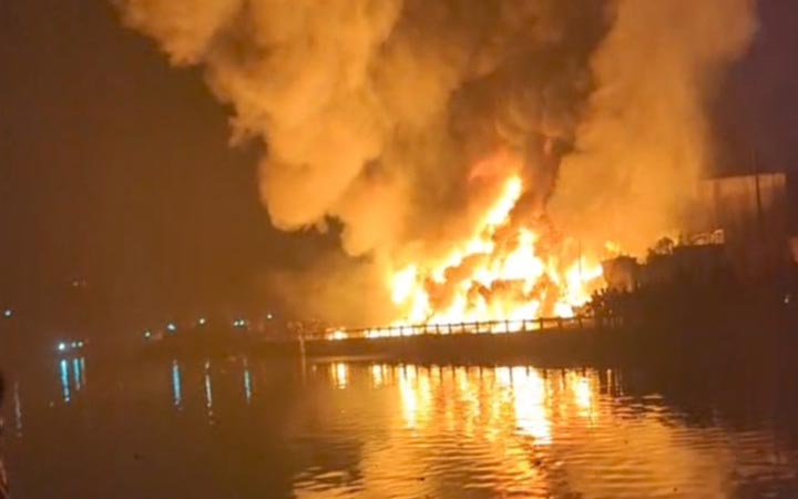 চট্টগ্রামে ঝুটের গুদামে আগুন